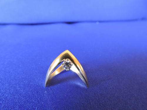 9ct Gold Zig Zag ring with Zirconia
